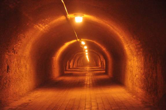 O incrível túnel na rocha que dá acesso à Real de Catorce, pueblo mágico no norte do México